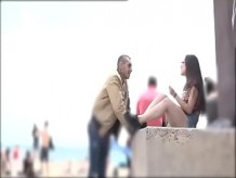Demuestra que puede elegir a cualquier chica en la playa de Barcelona