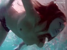 Sexy pelirroja bajo el agua Nikita Vodorezova