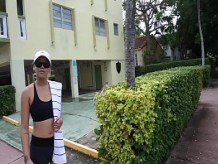 ¡Conocí a una chica asiática en el parque en Miami Beach, se rompió una nuez en su culo! Los asiáticos están hechos para ser juguetes de mierda