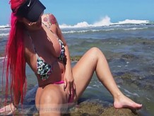 Debora Fantine masturbándose en la playa