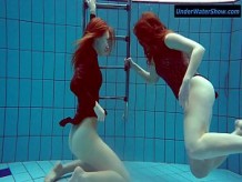 Dos adolescentes calientes bajo el agua
