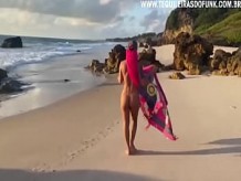 Debora Fantine follando con Rastafari en una playa nudista