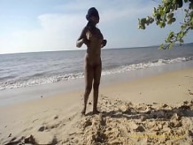 Elvieslutty mostrando su culo desnudo en la playa