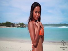 Putri Cinta desnudándose en una hermosa playa tropical