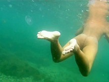 mujer desnuda bajo el agua 1
