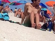 Hermosa latina mostrando su coño en la playa nudista