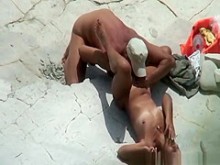 Hombre desnudo mete los dedos en el coño recortado de su esposa