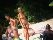 Rubia sexy mujer completamente desnuda de pie en una playa porno