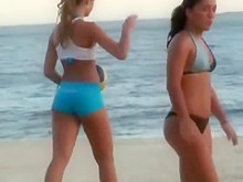 Chicas jugando voleibol en bikini ajustado
