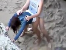 joven pareja folla en la playa