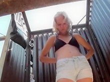 Chica rubia pillada desnuda en una cabaña