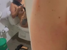 Mi tía me descubre en el baño mientras me masturbo mi coño y mi culo - jenifer Play (parte 1)