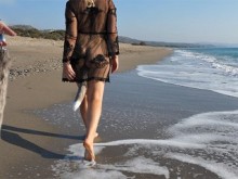 Mujer sexy en la playa toma un tapón anal de cola de zorra en su culo - tapón anal público al aire libre