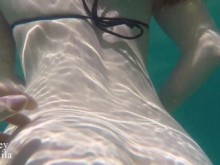 Paja bajo el agua por una adolescente pelirroja en una playa pública - Pareja exhibicionista real