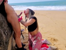 Le pedí a un desconocido que me filmara en la playa, ¡le pagué con una mamada muy húmeda!
