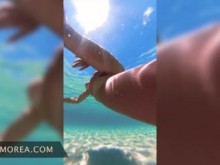 Milf exhibicionista nada desnuda en una playa pública y juega con su coño