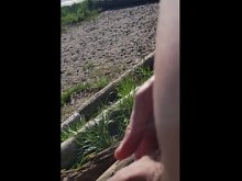 Johnholmesjunior mostrando su polla monstruosa en la concurrida playa nudista de vancouver