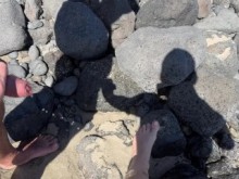 Chica ayuda a un extraño a orinar y toca el pene en una playa pública