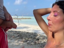 Sexo en una playa salvaje - Lavarme el semen de la cara con lluvia dorada en las Maldivas