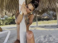 La traviesa Monika Foxxx se masturba en una playa pública con squirt y prolapso