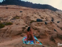 MILF de vacaciones se masturba descaradamente en una playa pública y se folla a un turista