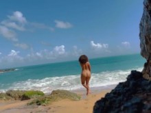 MILF latina con curvas al aire libre en la playa nudista