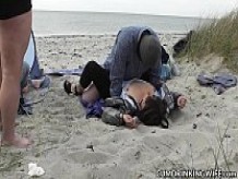 Slutwife follada y creampied por desconocidos en la playa
