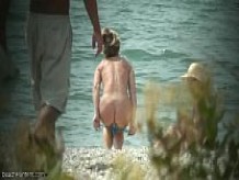 Vídeo del nudismo en la playa pública