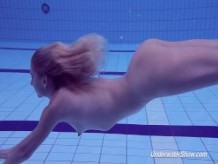 Proklova se quita el bikini y nada bajo el agua