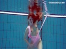 Redhead Simonna mostrando su cuerpo bajo el agua
