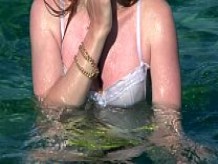 Barbara Barbeurre teniendo un baño en el mar - muy sexy video