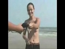 La apuesta perdida de la muchacha tuvo que desnudar en la playa