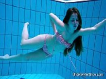 Sexy chica muestra magnífico joven cuerpo bajo el agua