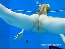 Linda Lucie se está desnudando bajo el agua