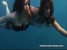 Nastya y Masha están nadando desnudos en el mar