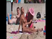 Increíbles niñas bronceadas en la playa
