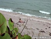 Tímido topless adolescentes en la playa
