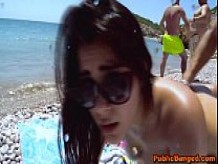 Increíblemente caliente nena Valentina Nappi follada en una playa en público