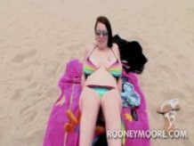 Desire Deluca BBW Bikini en la playa Chupando y follando