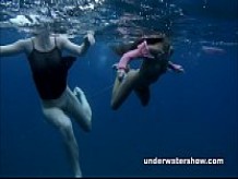 Nastya y Masha están nadando desnudos en el mar