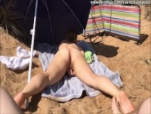 Masturbación en la playa pública y una gran corrida en mi culo