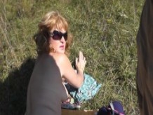 Pervertido masturbarse en tomar el sol mujer desnuda en la playa salvaje y cumshot POV