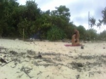Sexo caliente en una playa escondida de la isla pequeña!