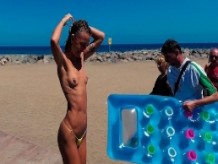 TRAVEL NUDE - Ducha pública en la playa con Sasha Bikeeva / Canarias Maspalomas