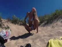 PISS PISS TRAVEL - Real Pissing en una playa pública Doninos / Sasha Bikeyeva