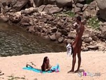 El enorme macho negro amartillado recogiendo en la playa nudista. Tan fácil, cuando estás armado con tanto trabuco.