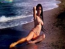 Mia Diamond masturbación erótica y sensual en la playa.