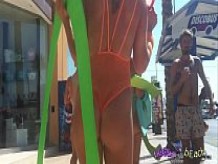 The Sexy Ibizan Ass Parade - Bikini Wedgies épico - upskirt sin bragas coño calvo