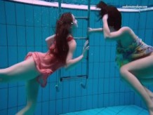 Chicas rusas desnudas nadan bajo el agua