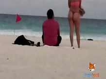 Mostrando el culo en tanga por la playa y calentando a hombres, solo dos se animaron a tocarme Video Completo en Xvideos.RED